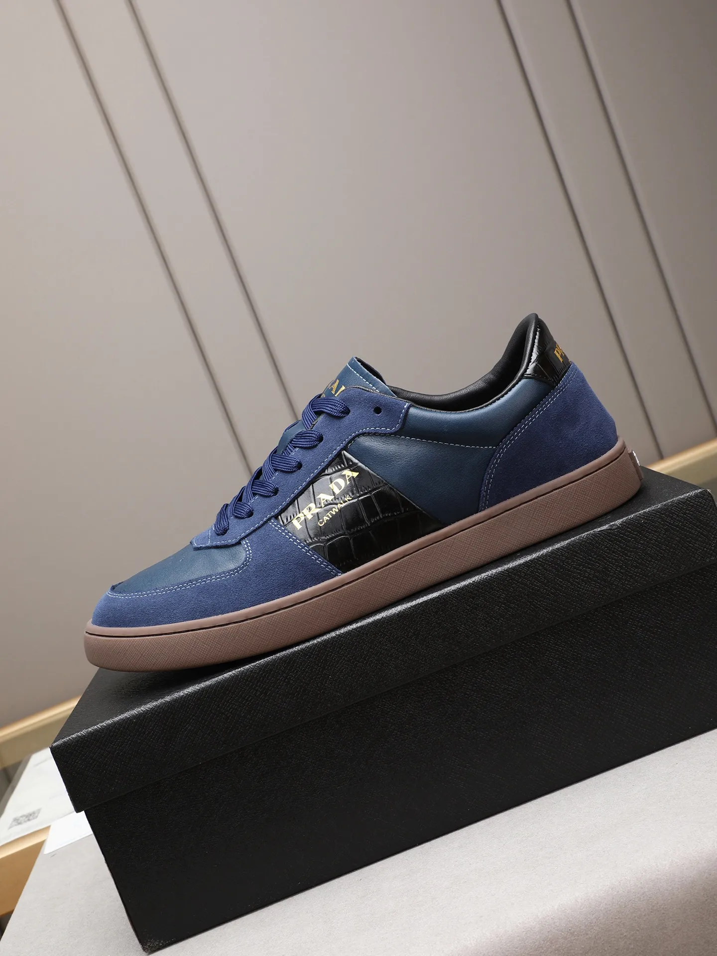 Men's shoes💰420💰 Brand: PRADA (Prada) Standard code: Men's code 38–44 (45 can be customized) Material: Original cowhide, breathable sheep lining Special outsole Style category: Men's fashionable casual sneakers Low-key luxury! Color: actual picture color